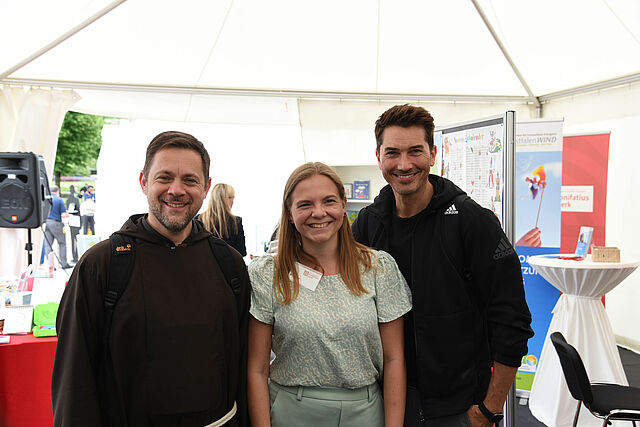 Bruder Thomas Schied OFMCap, Jessica Budde und Stefan Gödde. (Foto: Simon Helmers) 