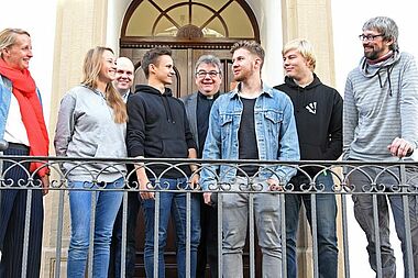 Julia Jesse (v. l.), Elisa Lunnebach, Simon Rüffin, David Gorny, Monsignore Georg Austen, Lukas, Simon, Matthias Hein. Foto: Sr. Theresita M. Müller