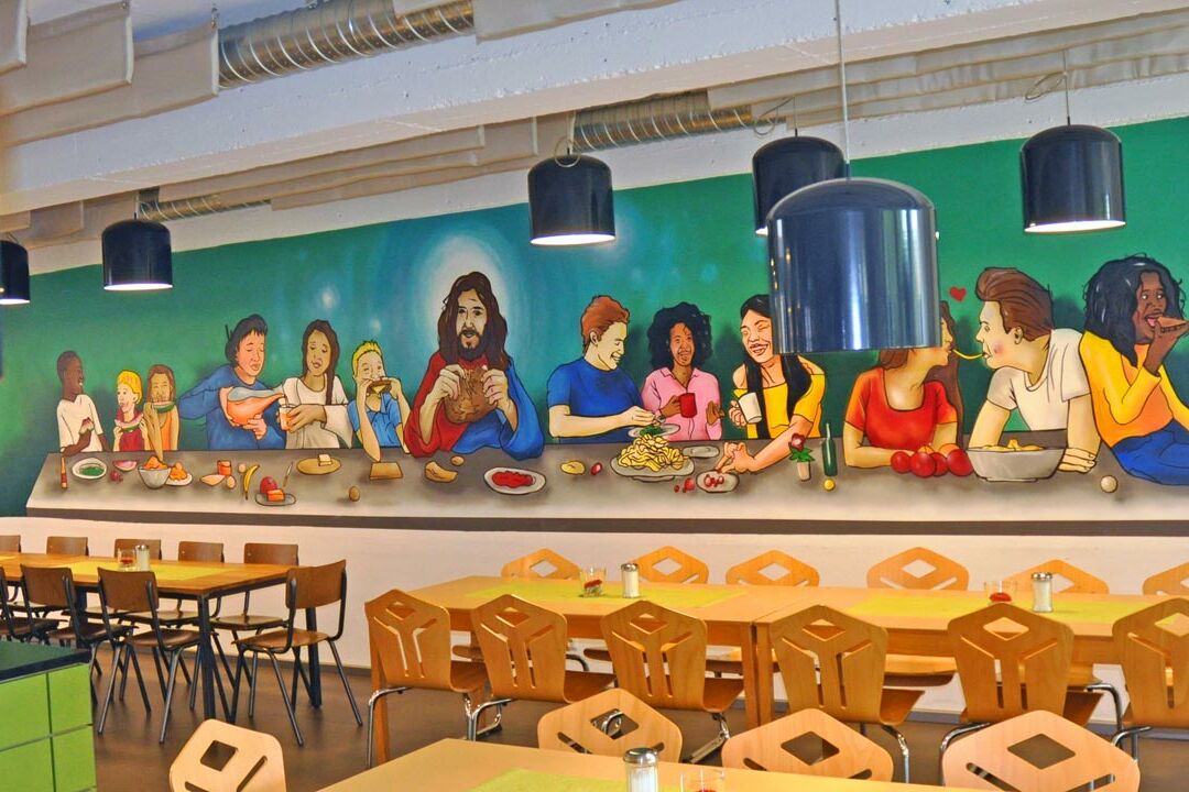 Farbenfrohe Wände zeigen die Szene des letzen Abendmahls.
