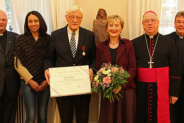 Der Generalsekretär des Bonifatiuswerkes der deutschen Katholiken und Familienmitglieder gratulierten zur Ordensverleihung. V.l.n.r.: Generalvikar Alfons Hardt, Schwiegertochter Alicia Chavez-Paus, Heinz Paus, Ehefrau Sabine Paus, Erzbischof Hans-Josef Becker, Monsignore Georg Austen. Foto: pdp - Erzbistum Paderborn 