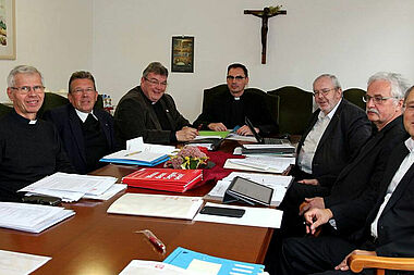 v. l: Dr. Alfred Hoffmann, Görlitz; P. Manfred Kollig, Berlin; Monsignore Georg Austen; Andreas Kutschke, Dresden-Meißen; Raimund Beck, Erfurt; Dr. Bernhard Scholz, Magdeburg; Ansgar Thim, Hamburg. Foto: Peter Weidemann