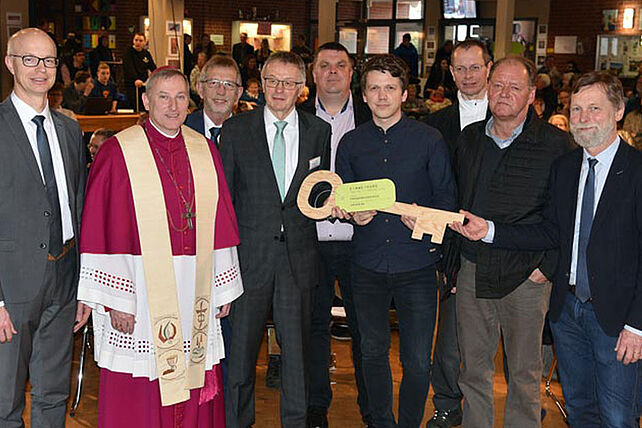 Bei der symbolischen Schlüsselübergabe v.l. Uwe Kathmann (Schulstiftung St. Benedikt), Weihbischof Wilfried Theising, Heinrich Blömer (Schulstiftung St. Benedikt), Georg Kallage (Schulleiter Franziskusschule), Carsten Feist (Stadt Wilhelmshaven), Architekt Christian Herzog (Bischöflich Münstersches Offizialat Vechta), Dechant Andreas Bolten, Bauleiter Architekt Bernhard Kampling, Günter Barkam (Schulleiter Cäcilienschule). Foto: Ludger Heuer