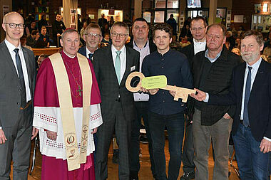 Bei der symbolischen Schlüsselübergabe v.l. Uwe Kathmann (Schulstiftung St. Benedikt), Weihbischof Wilfried Theising, Heinrich Blömer (Schulstiftung St. Benedikt), Georg Kallage (Schulleiter Franziskusschule), Carsten Feist (Stadt Wilhelmshaven), Architekt Christian Herzog (Bischöflich Münstersches Offizialat Vechta), Dechant Andreas Bolten, Bauleiter Architekt Bernhard Kampling, Günter Barkam (Schulleiter Cäcilienschule). Foto: Ludger Heuer