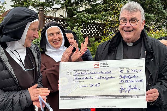 Monsignore Georg Austen überreichte den Karmeltinnen einen auf 6.200 Euro ausgestellten Spendenscheck. Das Geld war während Libori gesammelt worden. Foto: privat