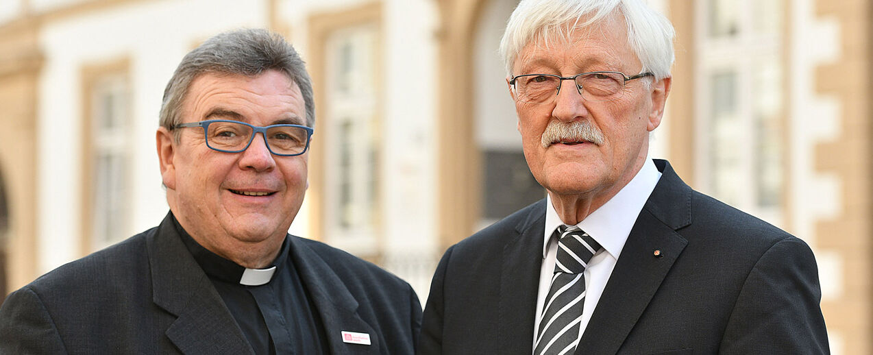 Der Generalsekretär des Bonifatiuswerkes, Monsignore Georg Austen, und Präsident Heinz Paus (rechts) haben in Paderborn mitgeteilt, dass das Bonifatiuswerk im kommenden Jahr Projekte in der deutschen, nordeuropäischen und baltischen Diaspora mit 13,6 Millionen Euro unterstützt. Foto: Patrick Kleibold