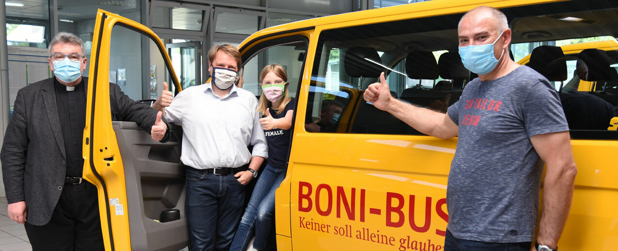 Msgr. Georg Austen (v. l.), Dr. Andreas Gautier, Hannah Luzia Gautier und Roman Ciesla vor dem neuen BONI-Bus von Brinkum. (Foto: Sr. Theresita M. Müller)