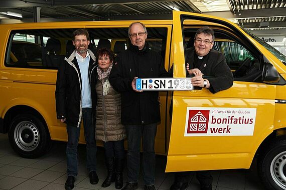 Klaus Rieger (v.l.), Gertrud Kluger, Wolfgang Obst und Monsignore Georg Austen. Foto: Sr. Theresita M. Müller