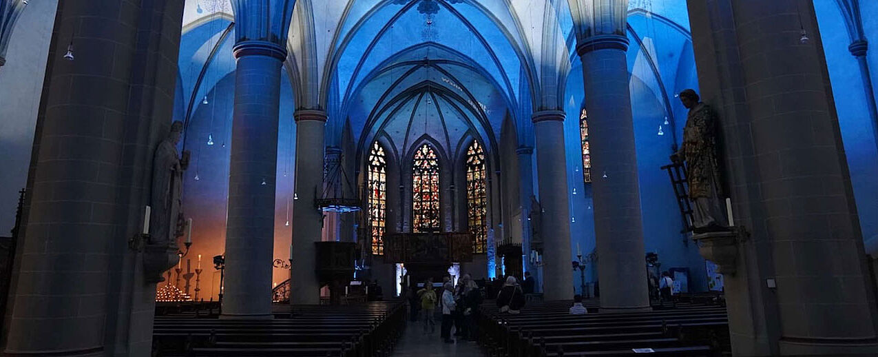 Im Gewölbe der Kirche entstand während der Osterzeit ein digital projizierter „Himmel“, der sich durch die Beiträge der Menschen stetig weiterentwickelte. Foto: Katholische Kirchengemeinde St. Laurentius
