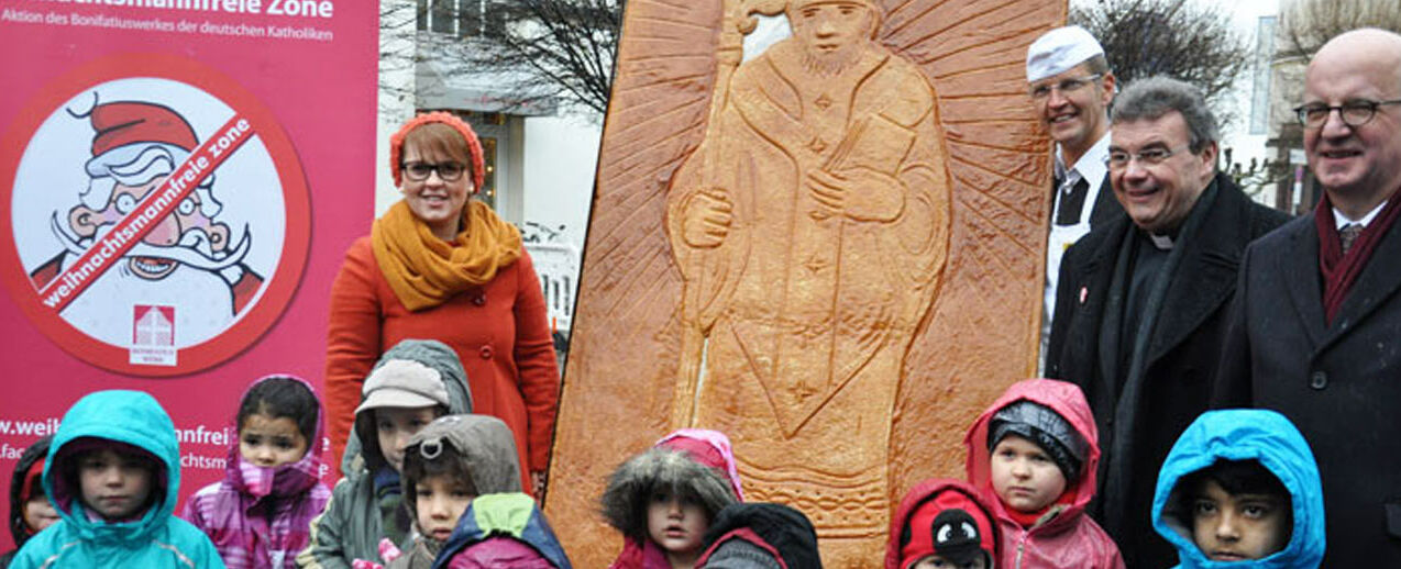 Der größte Nikolaus-Spekulatius der Welt wurde heute von der Sängerin Maite Kelly (li.) und dem Generalsekretär des Bonifatiuswerkes, Monsignore Georg Austen (2. v. re.) in Düsseldorf zum 10-jährigen Jubiläum der Aktion „Weihnachtsmannfreie Zone“ enthüllt. Gebacken hat ihn Bäcker Josef Hinkel (3. v. re), für das Guinness Buch der Rekorde vermessen Rechtsanwalt Dr. Johannes Grooterhorst (re.). Die Kinder des Caritas Familienzentrums Leopoldstraße durften ihn probieren. Foto: Bonifatiuswerk