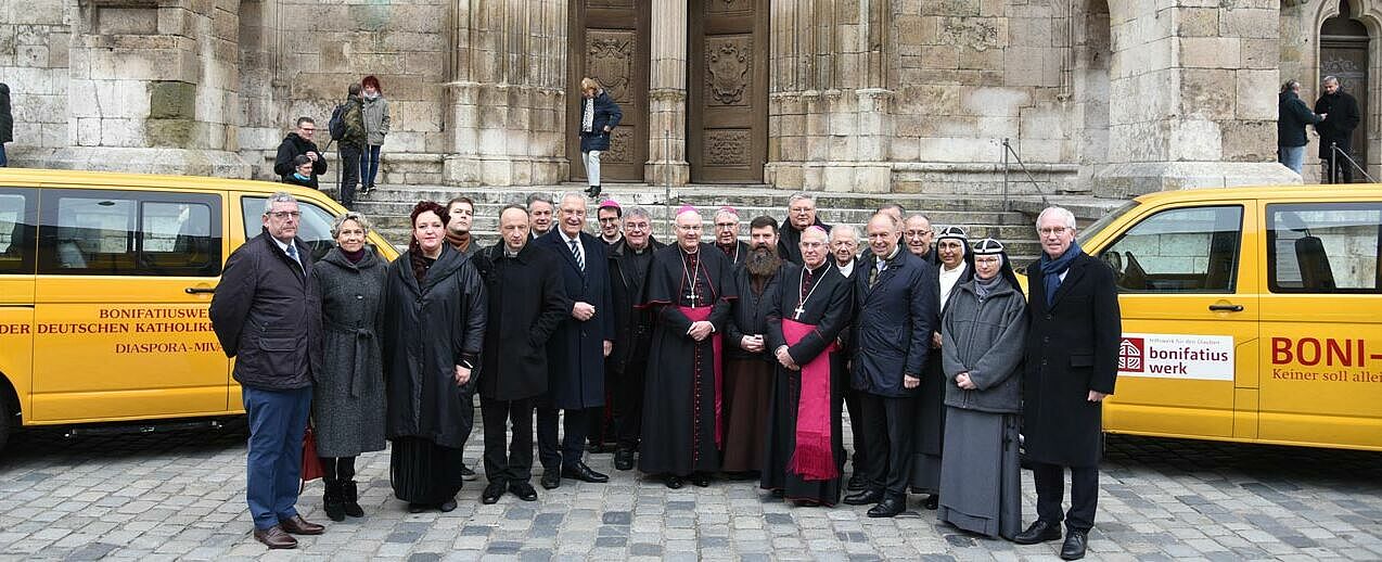 In Regensburg hat das Bonifatiuswerk die diesjährige bundesweite Diaspora-Aktion eröffnet. Das Gruppenfoto zeigt den Hauptzelebranten des Pontifikalamtes Bischof Dr. Rudolf Voderholzer, den Vorstand und den Präsidenten des Bonifatiuswerkes, Bischöfe aus den Förderregionen des Hilfswerkes sowie Ehrengäste. Foto: Simon Helmers