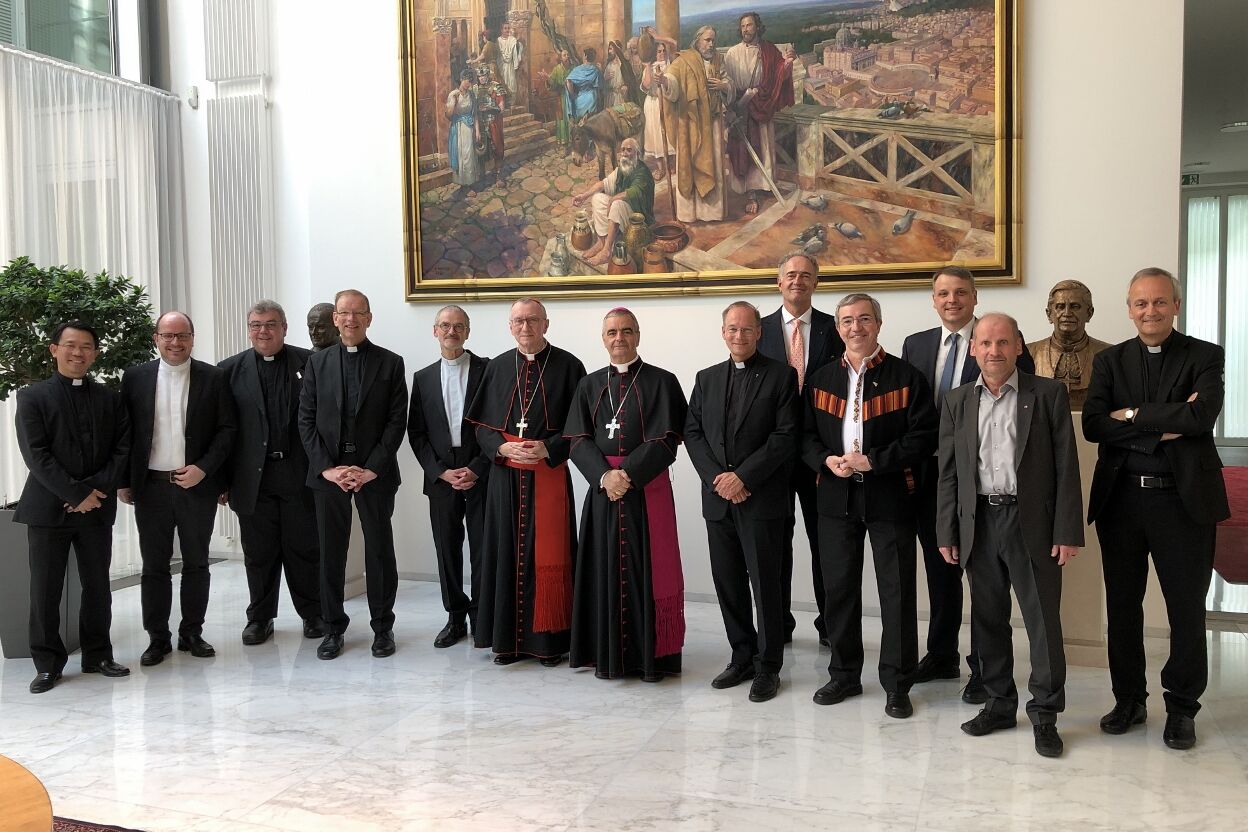 Pietro Kardinal Parolin und Erzbischof Dr. Nikola Eterović mit Vertretern katholischer Hilfswerke (Foto: Apostolische Nuntiatur)