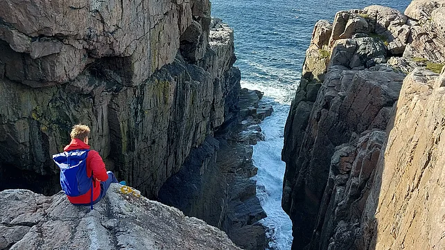 Beim "Praktikum im NOrden" ist Mut gefordert. Praktikant Jannis Post auf einer Klippe in Norwegen. (Foto: Johannis Paditz)