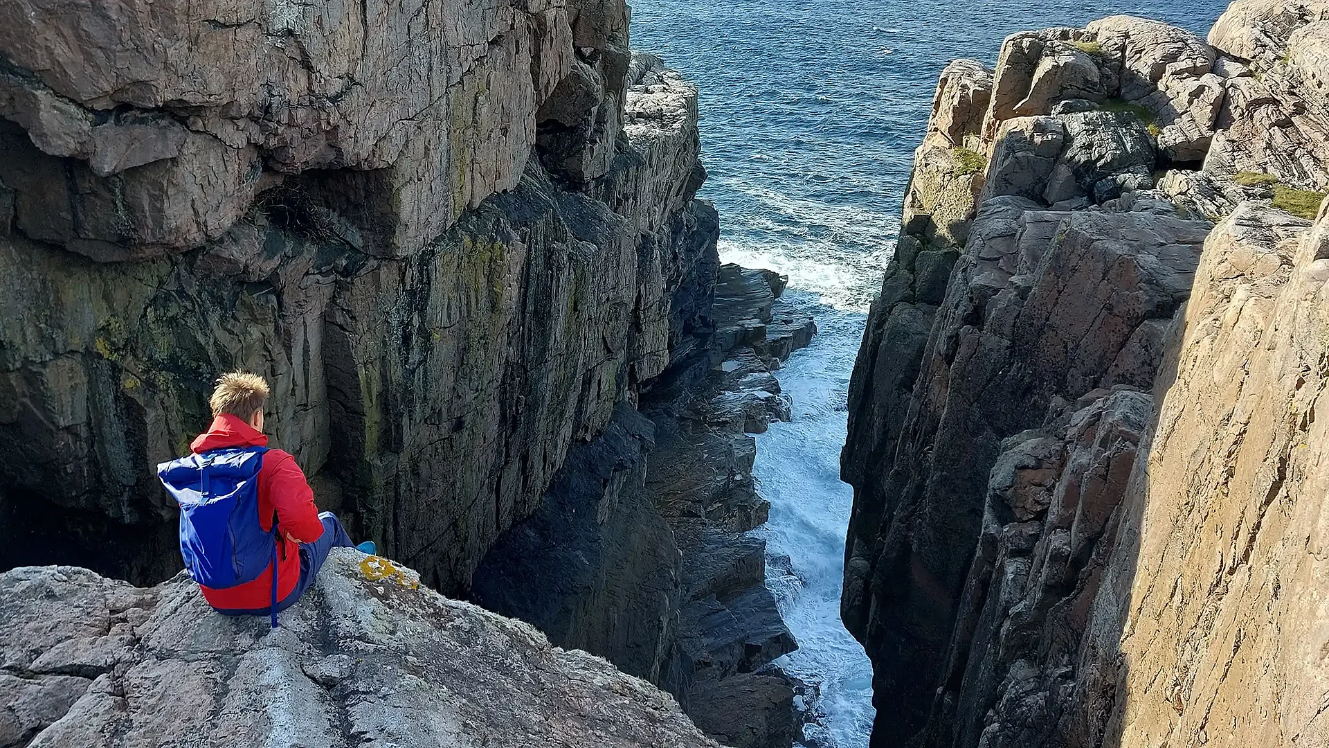 Beim "Praktikum im NOrden" ist Mut gefordert. Praktikant Jannis Post auf einer Klippe in Norwegen. (Foto: Johannis Paditz)