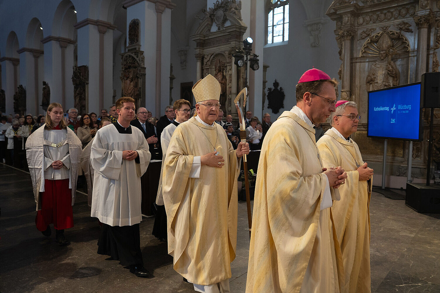 Bischof Heinrich Timmerevers (Mitte), Erzbischof Herwig Gössl, 2.v.r.) und Erzbischof Dr. Udo Markus Bentz (re.)