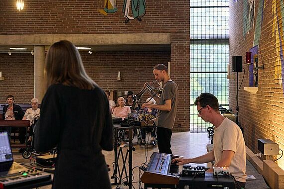 Das Künstler-Trio Luis Weiß, Lukas Schäfer und Nathalie Brum. (Foto: Philip Kistner) 