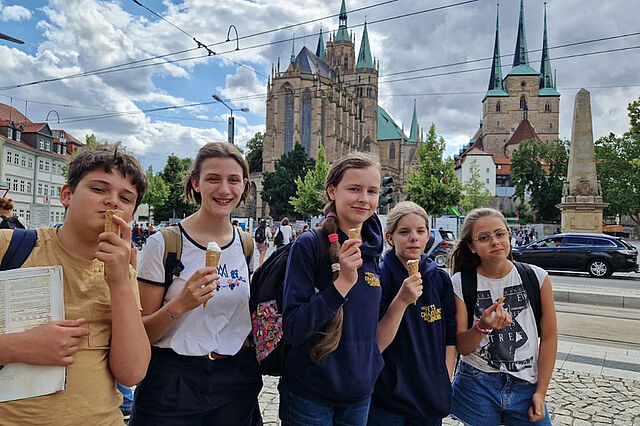 Eiszeit in der Chorprobe: Eine süße Pause für die jungen Sängerinnen und Sänger. (Foto: K. Rießland)
