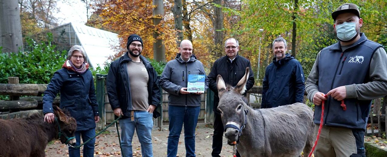 Das Vorbereitungsteam beim Ortsbesuch (v.l.): Katrin Holthaus, Zoo-Pädagoge Markus Patschke, Simon Rüffin, Matthias Micheel und Johannes Röwekamp. Für alle abgebildeten Personen gilt die 3G-Regel. (Foto: Michael Bodin)