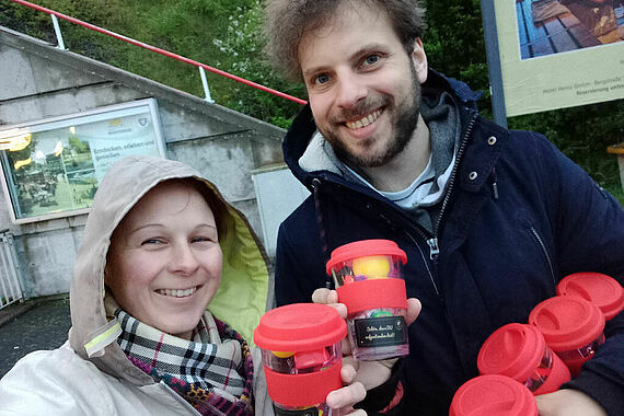 Agnieszka Jurczyk und Christoph Heidenreich verschenken Kaffeebecher und gute Laune. (Foto: Agnieszka Jurczyk)