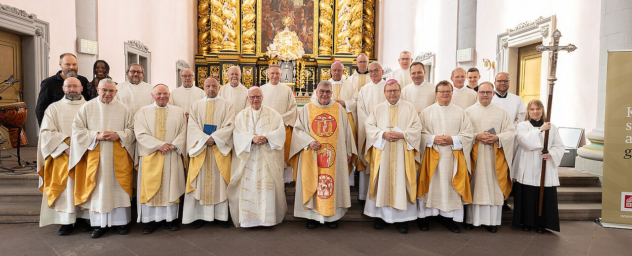 Mit einem gemeinsamen Gottesdienst in der Marktkirche haben Gäste und Partner des Bonifatiuswerkes aus Deutschland, Nordeuropa und dem Baltikum das 40. Priesterweihejubiläum von Bonifatiuswerk-Generalsekretär Msgr. Georg Austen (Mitte) und den Bonifatiustag gefeiert. Foto: Hartmut Salzmann