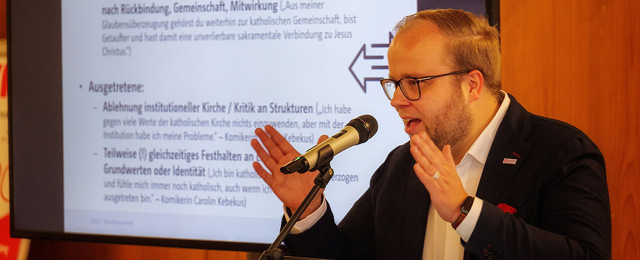 Julian Heese, Bereichsleiter „Missionarische und diakonische Pastoral“ im Bonifatiuswerk, bei seinem Vortrag beim Studientag zum Thema Drinnen, draußen, (n)irgendwo? – Pastorale Fragen und Antworten zum Kirchenaustritt“ im Bistum Hildesheim. (Foto: Dirk Kroll) 