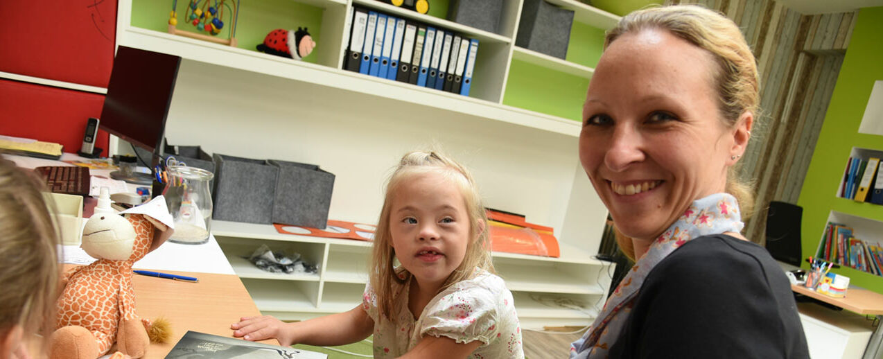 Leona Derksen mit Janina Reinhard vom "Familien unterstützenden Dienst". (Foto: Theresa Meier)