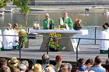 Bild eines Gottesdienstes des Bonifatiuswerkes aus dem Zoo in Karlsruhe. (Foto: Gorny)