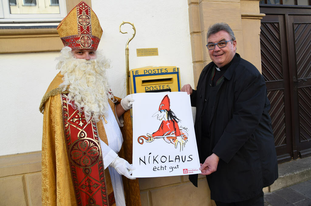 Der Generalsekretär des Bonifatiuswerkes, Monsignore Georg Austen und Bischof Nikolaus zeigen das Nikolaus-Motiv von Udo Lindenberg. (Foto: Theresa Meier)