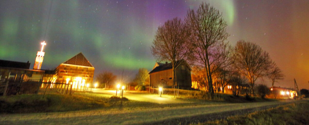 Eingebettet in eine beeindruckende Landschaft, gehört das Marienkloster auf der Insel Tautra zu den monastischen Neugründungen in Norwegen. (Foto: Tautra Mariakloster, Wojciech Rygielski) 