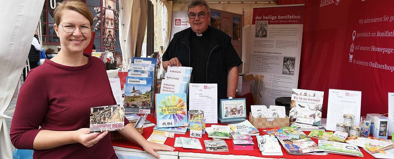 Katrin Keller, Leiterin des Bereichs Fundraising im Bonifatiuswerk, und Bonifatiuswerk-Generalsekretär Monsignore Georg Austen freuten sich über die zahlreichen Besucher am Libori-Stand des Hilfswerkes. (Foto: Theresa Meier)