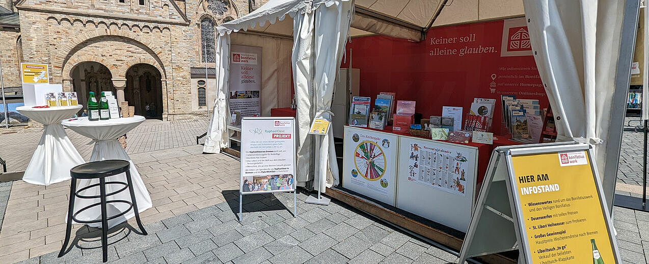 Startklar! Der Infostand des Bonifatiuswerkes an den Treppen zum Paderborner Dom wartet ab Samstagmittag auf zahlreiche Besucher. (Foto: Theresa Meier)