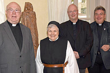 Der Paderborner Erzbischof Hans-Josef Becker hat heute die Priorin des Marienklosters auf Tautra in Norwegen, Schwester Gilkrist Lavigne, im Bischofshaus empfangen. Am Gespräch nahmen auch Generalvikar Alfons Hardt und Monsignore Georg Austen (r.) teil.