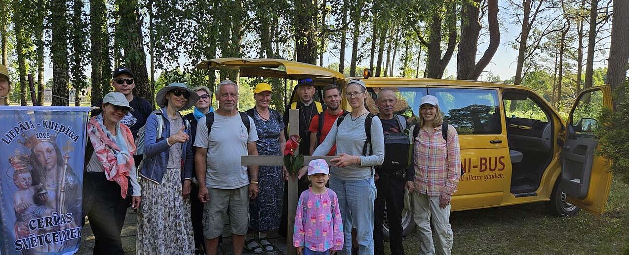 Auch der BONI-Bus vom Bonifatiuswerk kam bei der Fußwallfahrt von Liepaja nach Kuldiga zum Einsatz. (Foto: Diozese Liepaja)