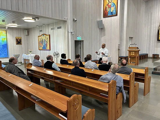 Die Priesterreise-Gruppe zu Besuch in der katholisch-chaldäischen Gemeinde in Södertälje. Foto: Ulrich Franke Die Priesterreise-Gruppe zu Besuch in der katholisch-chaldäischen Gemeinde in Södertälje. Foto: Ulrich Franke