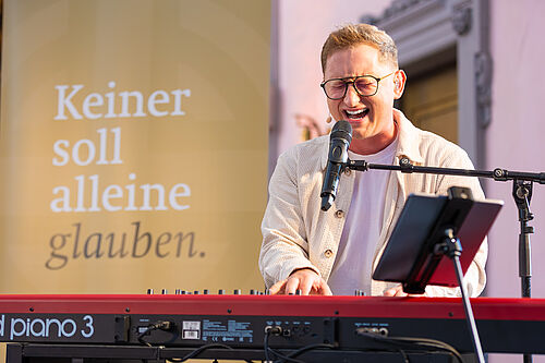 Samuel Rösch begleitete den Abend musikalisch und schaffte hoffnungsvolle und berührende Momente. Foto: Hartmut Salzmann