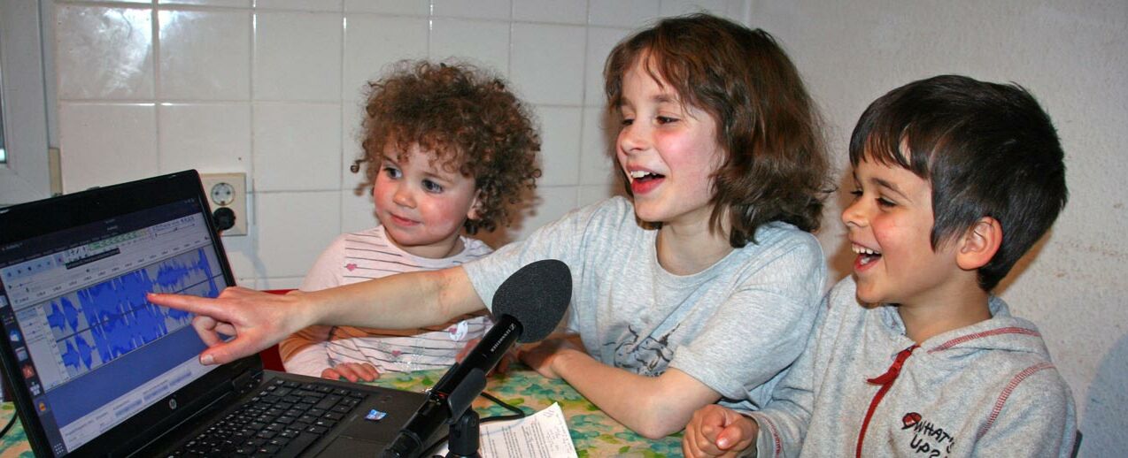 Aufnahme zur RadioKinderKirche mit Liora, Felicia und Jonas. (Foto: RadioKinderKirche)