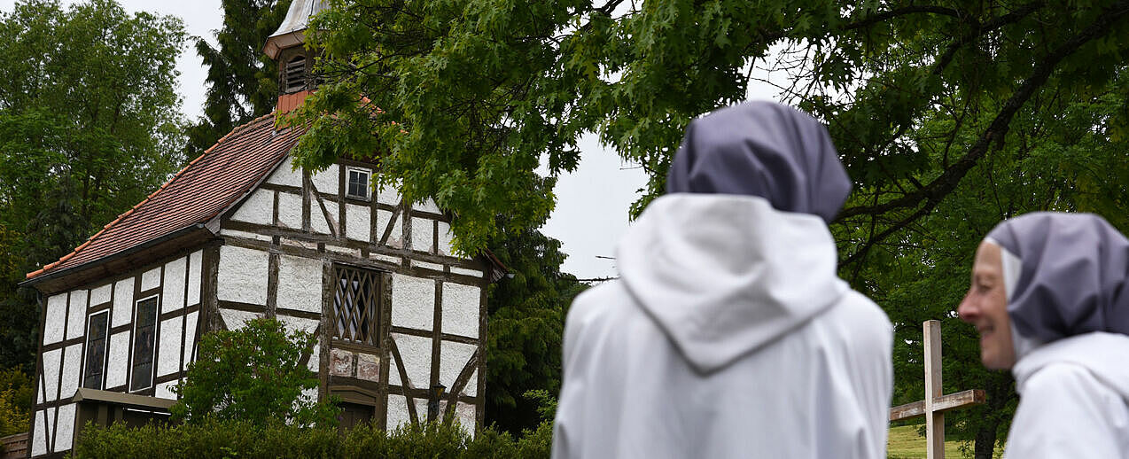 Schwestern vor der alten Kapelle auf dem Klostergelände von Marienheide bei Waldkappel im Bistum Fulda. Die Schwestern haben Geld aus der Bonifatiusstiftung erhalten. (Foto: David Gorny)