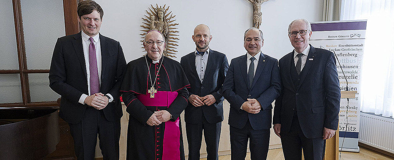 Zu Gast beim Neujahrsempfang des Bischof von Görlitz Wolfgang Ipolt (2.v.l.): Conrad Clemens, Sächsischer Staatsminister für Kultus, Dr. Stephan Meyer, Landrat des Landkreises Görlitz, Ocatavian Ursu, dem Oberbürgermeister der Bischofsstadt Görlitz und Manfred Müller, Präsident des Bonifatiuswerkes. (v.l.) (Foto: Pawel Sosnowski)