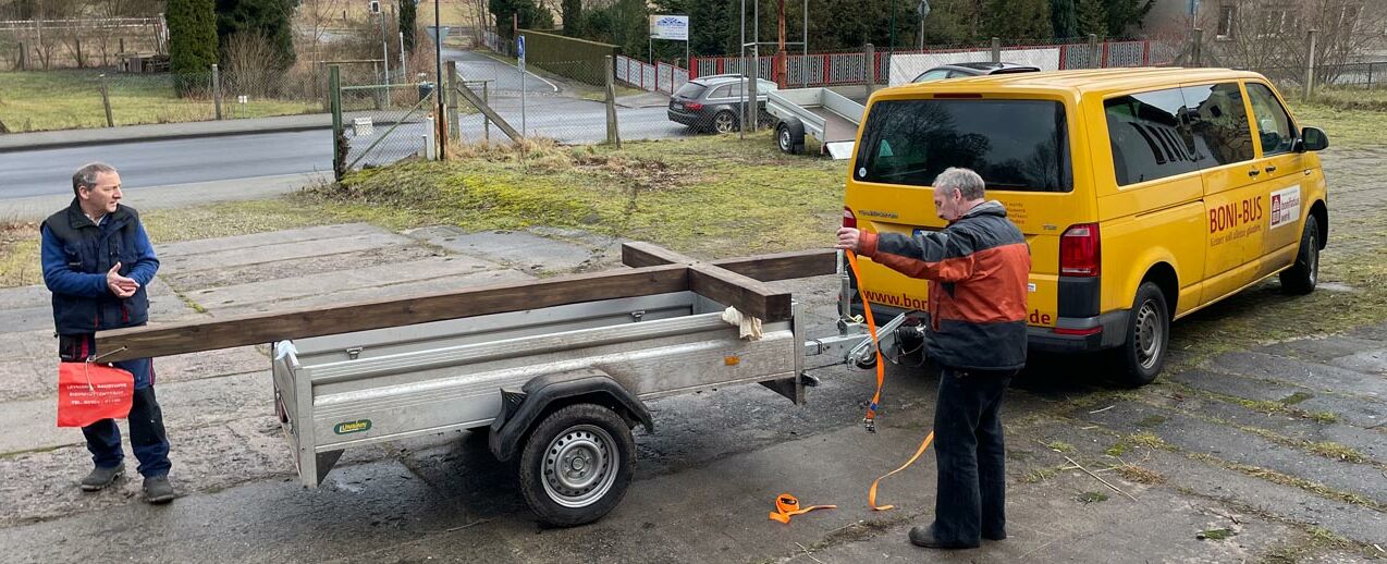 Ein BONI-Bus transportiert das große Holzkreuz an seinen Zielort. (Foto: Zisterzienserpriorat Neuzelle)