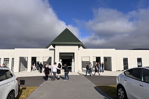 Beeindruckende Schlichtheit: Das Portal der neuen Kirche „Heilig Kreuz“ in Selfoss. Foto: Yvonne Willicks