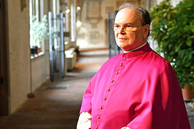 Bischof Dr. Bertram Meier im Kreuzgang des Augsburger Doms. (Foto: Nicolas Schnall-pba)