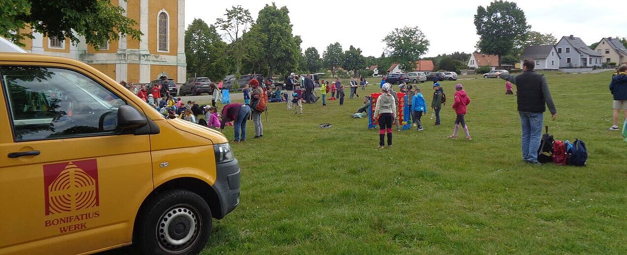Einige Kinder aus der Pfarrei St. Benno wurden mit dem BONI-Bus nach Wittichenau zum Start der Kinderwallfahrt gefahren. (Foto: Schwester M. Victoria) 