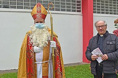 Ihnen liegt der „richtige“ Nikolaus am Herzen, weshalb sie einen Nikolaus-Ausbildungskurs anbieten: (v.l.n.r.) Matthias Micheel, Julian Heese (verkleidet als Nikolaus), Geistlicher Rat Wolfgang Winkelmann. (Foto: Thomas Throenle)