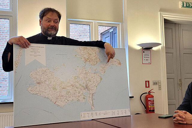 Pfarrer Sigurd Sverre Stangeland berichtet über das Gemeindeleben vor Ort. (Foto: F: Maier)