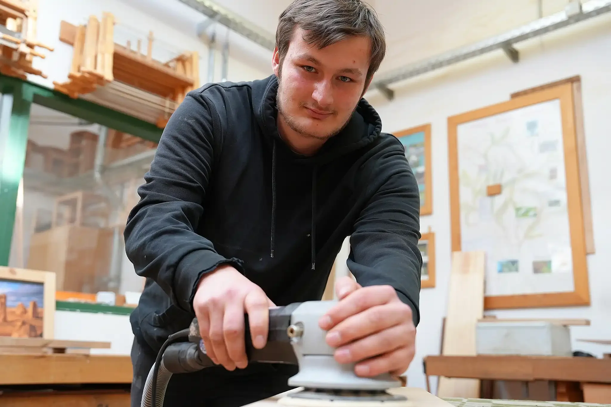 René in der Tischlerei in Hartmannsdorf / Foto: Theresa Meier
