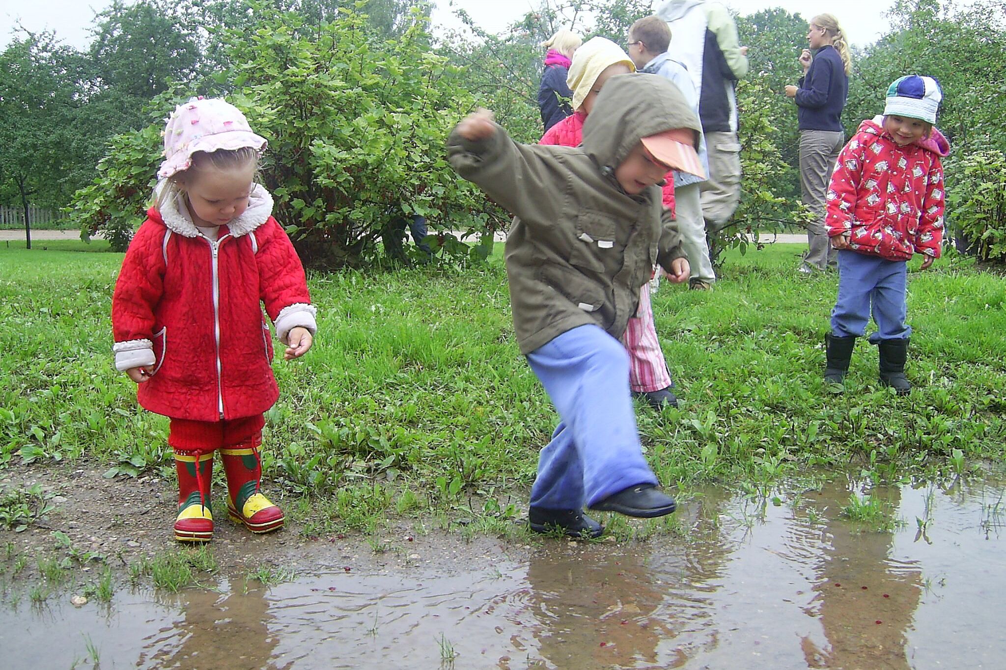 Kinder spielen im Regen (Foto: Jean Amblard)
