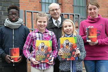 Übergabe der Bibeln an der Domschule St. Marien: Jeffrey, Verena, Bonifatiuswerk-Diözesanvorsitzender Dompropst em. Nestor Kuckhoff, Anna, Natalie. Foto: C. Schommer