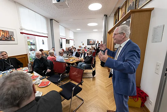 Bonifatiuswerk-Präsident Manfred Müller begrüßt Freunde und Förderer zum Spendernachmittag. Foto: Hartmut Salzmann