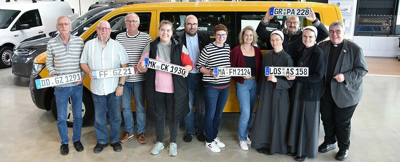 Monsignore Georg Austen, Generalsekretär des Bonifatiuswerkes, übergab die BONI-Busse in Paderborn an die Empfänger. Ein Bulli geht jeweils in die (Erz-)Bistümer Berlin, Dresden, Essen und Freiburg sowie zwei Caddys ins Bistum Görlitz. (Foto: Simon Helmers)