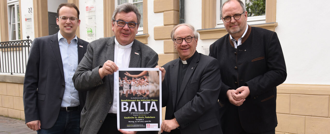 Daniel Born, Msgr. Georg Austen, Pfarrer Wolfgang Winkelmann und Matthias Micheel werben für das Benefizkonzert des lettischen Frauenchores BALTA (v.l.) (Foto: Theresa Meier)