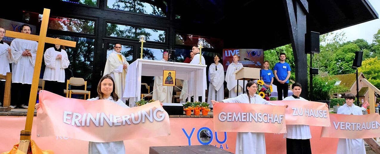 Mehr als 500 Gäste feierten die Einweihung des Jugendhauses im Kloster Nütschau mit einem Open Air Gottesdienst. (Foto: Ralf Adloff, Erzbistum-Hamburg)